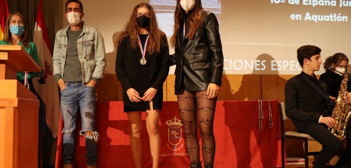 Lucía Rodríguez con Ainhoa Herranz, destacada en Aquatlón.