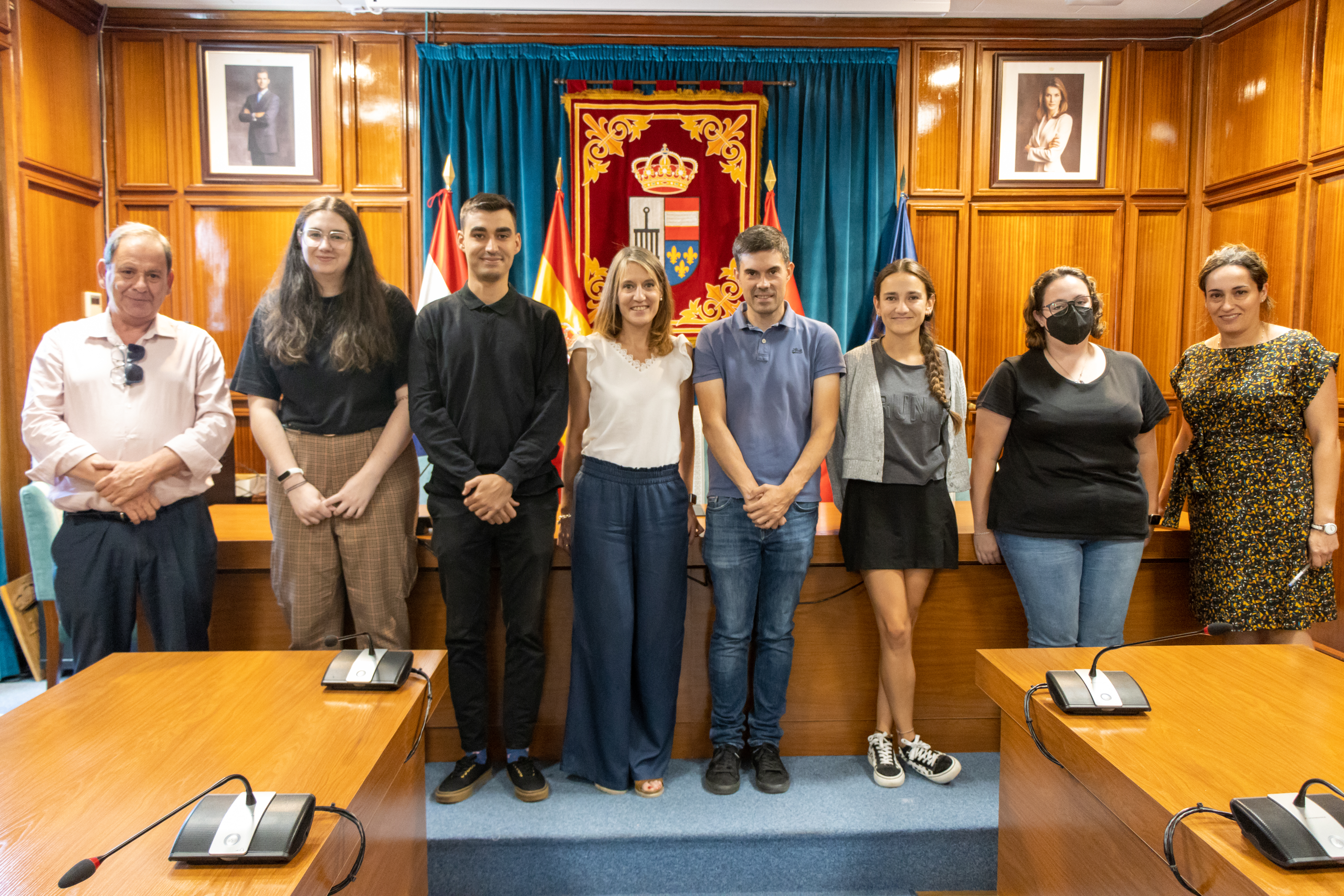 La Alceldesa CArlota López y el Concejal del Área de Empleo y Formación junto con los 4 trabajadores contratados