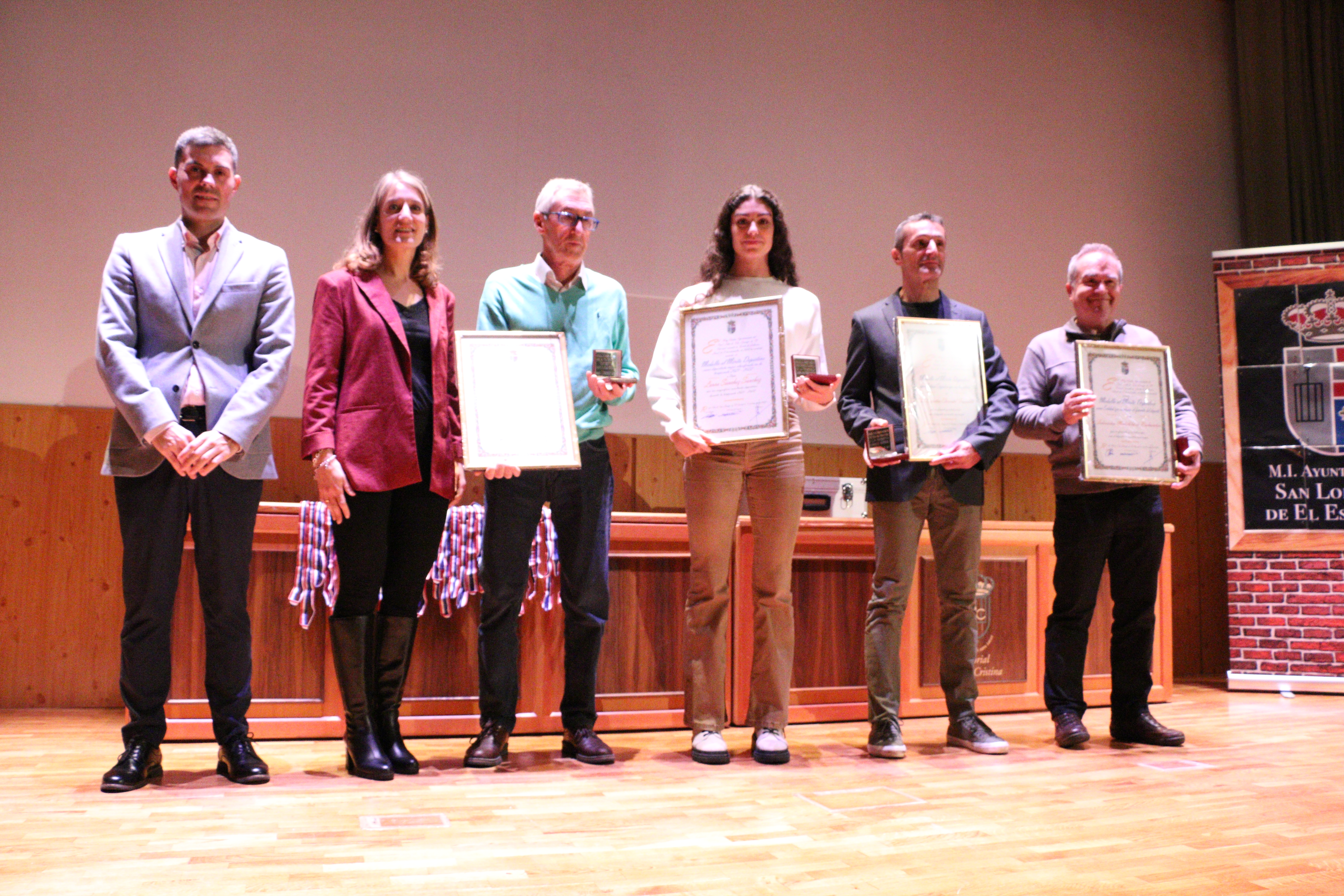 PREMIOS MENCIONES AL MERITO