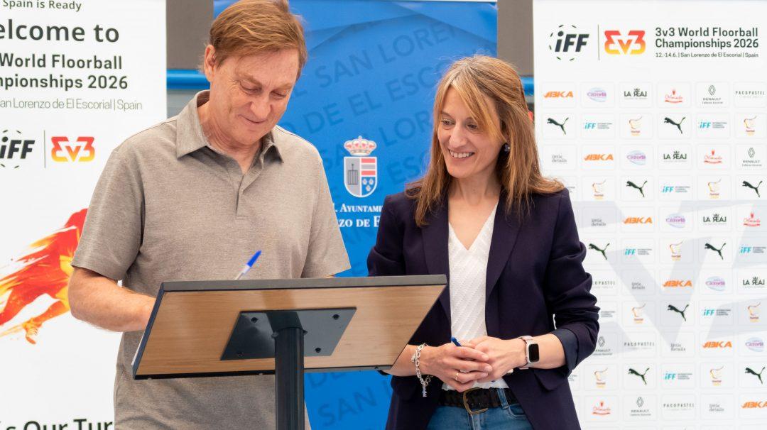 Miguel Prieto, presidente de la Asociación Española de Unihockey Floorball (AEUF) junto a la alcaldesa, Carlota López Esteban.