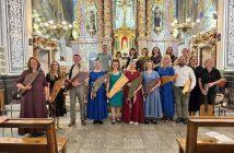 Integrantes de Vakareiropas koklētāji con sus instrumentos.