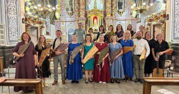 Integrantes de Vakareiropas koklētāji con sus instrumentos.