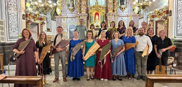 Integrantes de Vakareiropas koklētāji con sus instrumentos.
