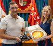 La alcaldesa de San Lorenzo de El Escorial, Carlota López Esteban, ha recibido a Nacho Pontón, de Pastelería Pontón, para felicitarle por el primer premio conseguido en el certamen nacional celebrado en Zamora. Nacho Pontón, de Pastelería Pontón, ha visitado el M.I. Ayuntamiento de San Lorenzo de El Escorial tras proclamarse ganador del I Concurso Nacional a la Mejor Tarta de Queso de España, celebrado en el marco de FROMAGO Cheese Experience 2026. Durante el encuentro, la alcaldesa, Carlota López Esteban, ha trasladado personalmente su felicitación al pastelero por este reconocimiento. Pontón, que cuenta actualmente con dos establecimientos en San Lorenzo de El Escorial, ha compartido cómo fue su participación en el concurso y algunos detalles del proceso de elaboración de la tarta presentada al certamen. En la conversación ha explicado cuestiones relacionadas con los ingredientes empleados, la preparación y los tiempos de reposo, especialmente los utilizados para la elaboración con la que concurrió al concurso. Los asistentes también han podido degustar la tarta ganadora. La receta con la que Nacho Pontón obtuvo el primer premio combina distintos tipos de queso y fue valorada por un jurado especializado junto a las propuestas presentadas por otros profesionales procedentes de diferentes puntos de España. El reconocimiento supone un nuevo logro para Pastelería Pontón y para un establecimiento estrechamente vinculado a San Lorenzo de El Escorial. Pastelería Pontón suma un reconocimiento nacional con la mejor tarta de queso de España