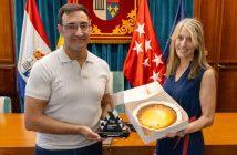 La alcaldesa de San Lorenzo de El Escorial, Carlota López Esteban, ha recibido a Nacho Pontón, de Pastelería Pontón, para felicitarle por el primer premio conseguido en el certamen nacional celebrado en Zamora. Nacho Pontón, de Pastelería Pontón, ha visitado el M.I. Ayuntamiento de San Lorenzo de El Escorial tras proclamarse ganador del I Concurso Nacional a la Mejor Tarta de Queso de España, celebrado en el marco de FROMAGO Cheese Experience 2026. Durante el encuentro, la alcaldesa, Carlota López Esteban, ha trasladado personalmente su felicitación al pastelero por este reconocimiento. Pontón, que cuenta actualmente con dos establecimientos en San Lorenzo de El Escorial, ha compartido cómo fue su participación en el concurso y algunos detalles del proceso de elaboración de la tarta presentada al certamen. En la conversación ha explicado cuestiones relacionadas con los ingredientes empleados, la preparación y los tiempos de reposo, especialmente los utilizados para la elaboración con la que concurrió al concurso. Los asistentes también han podido degustar la tarta ganadora. La receta con la que Nacho Pontón obtuvo el primer premio combina distintos tipos de queso y fue valorada por un jurado especializado junto a las propuestas presentadas por otros profesionales procedentes de diferentes puntos de España. El reconocimiento supone un nuevo logro para Pastelería Pontón y para un establecimiento estrechamente vinculado a San Lorenzo de El Escorial. Pastelería Pontón suma un reconocimiento nacional con la mejor tarta de queso de España