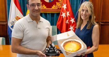 La alcaldesa de San Lorenzo de El Escorial, Carlota López Esteban, ha recibido a Nacho Pontón, de Pastelería Pontón, para felicitarle por el primer premio conseguido en el certamen nacional celebrado en Zamora. Nacho Pontón, de Pastelería Pontón, ha visitado el M.I. Ayuntamiento de San Lorenzo de El Escorial tras proclamarse ganador del I Concurso Nacional a la Mejor Tarta de Queso de España, celebrado en el marco de FROMAGO Cheese Experience 2026. Durante el encuentro, la alcaldesa, Carlota López Esteban, ha trasladado personalmente su felicitación al pastelero por este reconocimiento. Pontón, que cuenta actualmente con dos establecimientos en San Lorenzo de El Escorial, ha compartido cómo fue su participación en el concurso y algunos detalles del proceso de elaboración de la tarta presentada al certamen. En la conversación ha explicado cuestiones relacionadas con los ingredientes empleados, la preparación y los tiempos de reposo, especialmente los utilizados para la elaboración con la que concurrió al concurso. Los asistentes también han podido degustar la tarta ganadora. La receta con la que Nacho Pontón obtuvo el primer premio combina distintos tipos de queso y fue valorada por un jurado especializado junto a las propuestas presentadas por otros profesionales procedentes de diferentes puntos de España. El reconocimiento supone un nuevo logro para Pastelería Pontón y para un establecimiento estrechamente vinculado a San Lorenzo de El Escorial. Pastelería Pontón suma un reconocimiento nacional con la mejor tarta de queso de España